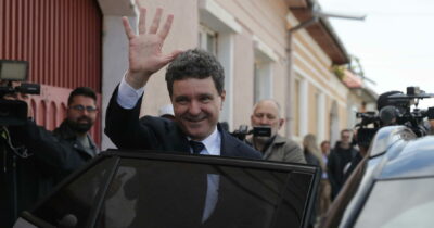 Copertina di Elezioni Romania, vince il candidato europeista Dan. Ma il nazionalista Simion contesta: “Ho vinto io”