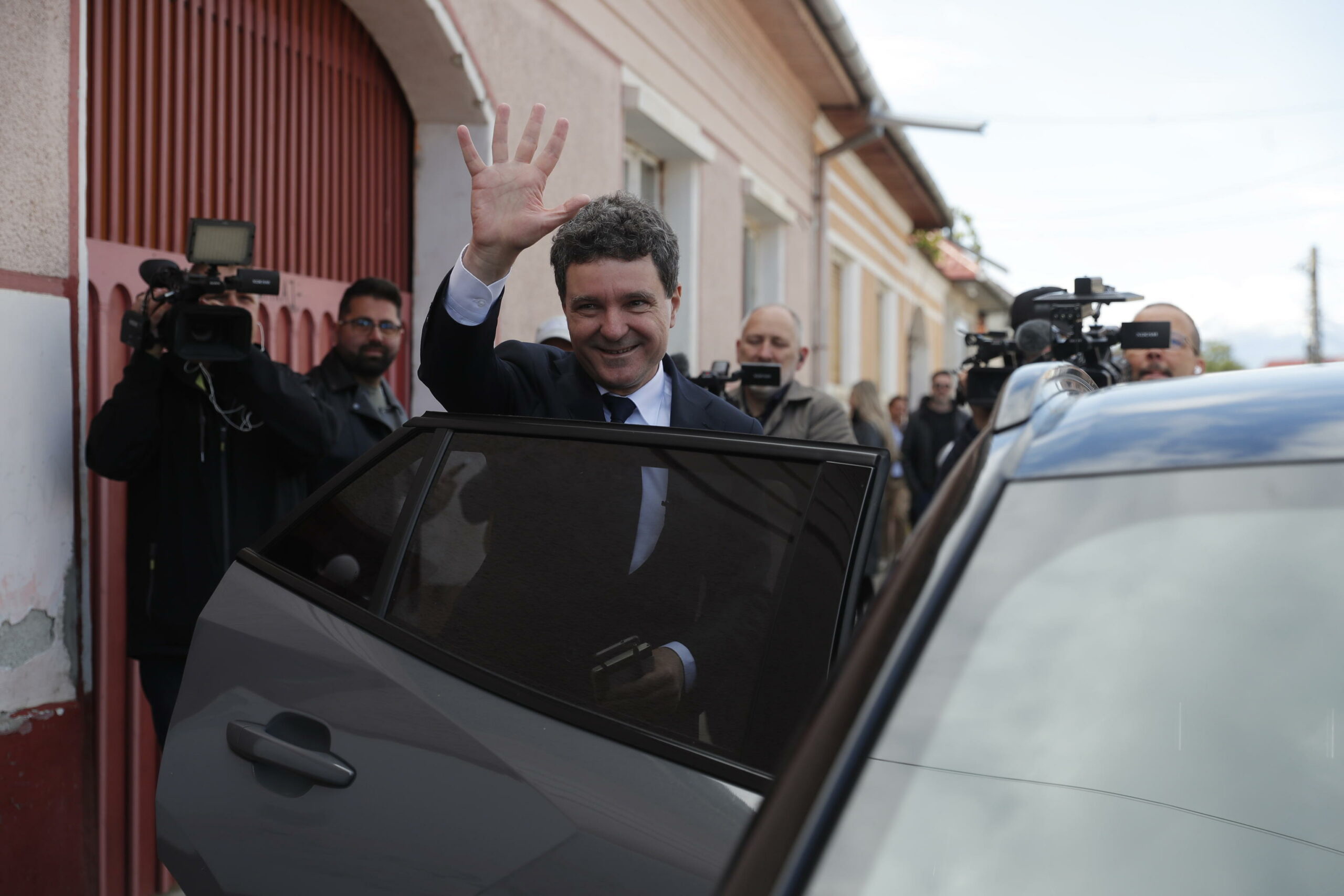 Elezioni Romania, exit poll: in vantaggio l’europeista Dan. Ma Simion contesta: “Ho vinto io” Elezioni Romania, exit poll: in vantaggio l’europeista Dan. Ma Simion contesta: “Ho vinto io”