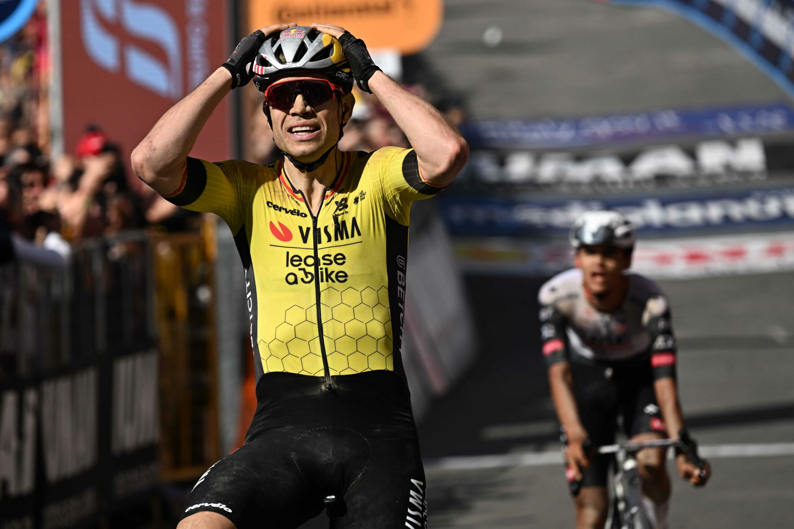 gli sterrati stravolgono il giro d italia a siena vince van aert del toro in maglia rosa male roglic la classifica