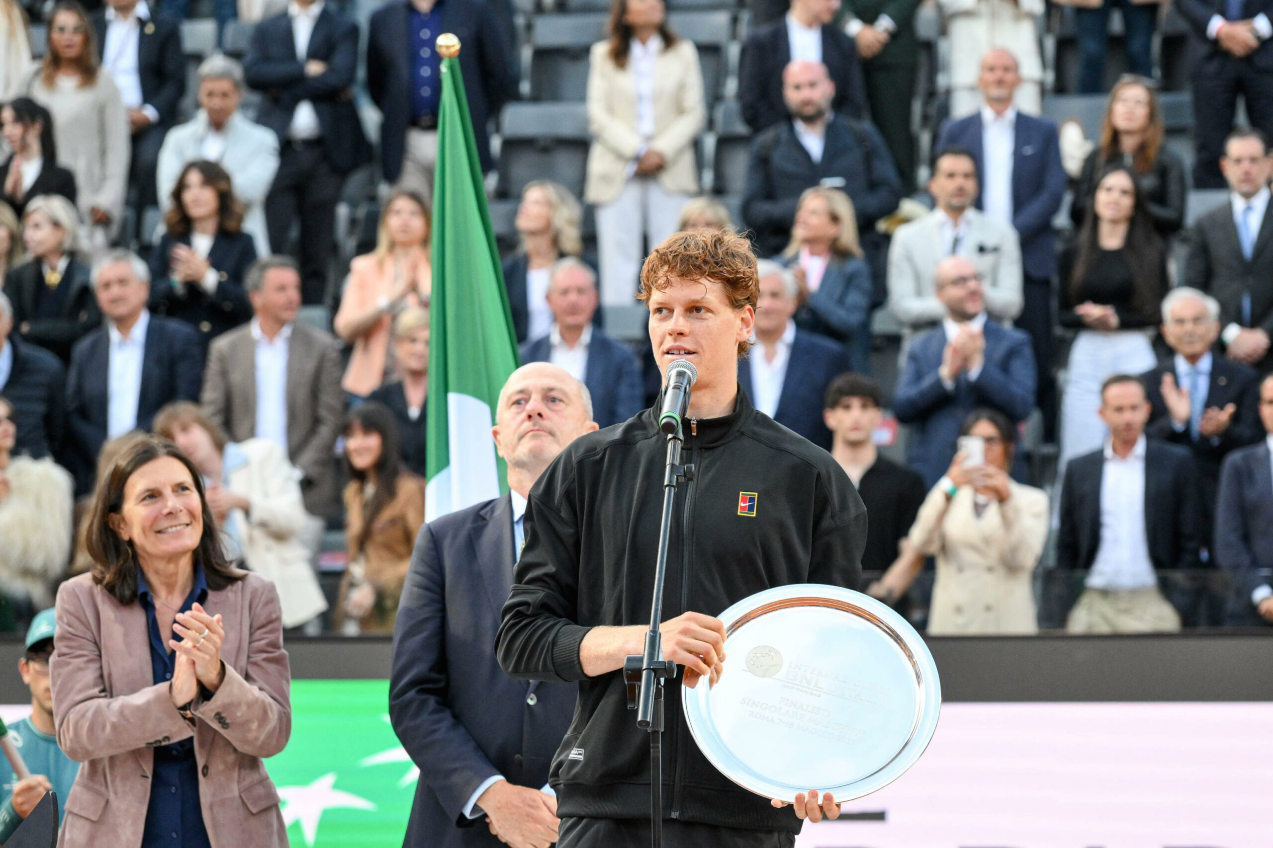 Sinner già rilancia: “Bravo Alcaraz, sei l’uomo da battere a Parigi. Sono orgoglioso, avrei firmato per la finale” Sinner già rilancia: “Bravo Alcaraz, sei l’uomo da battere a Parigi. Sono orgoglioso, avrei firmato per la finale”
