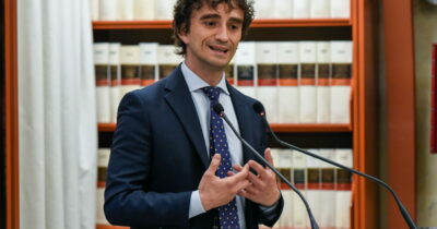 Copertina di Terzo mandato, Bignami (FdI) sfida la Lega: “Impugneremo la legge trentina, il divieto vale per tutti”. Domani il Cdm