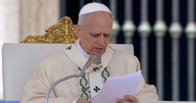 Copertina di Papa Leone XIV, l’omelia di insediamento: "Costruire un mondo nuovo di pace”. L'appello davanti a 200mila persone. Poi vedrà Zelensky. Meloni incontra il presidente di Israele