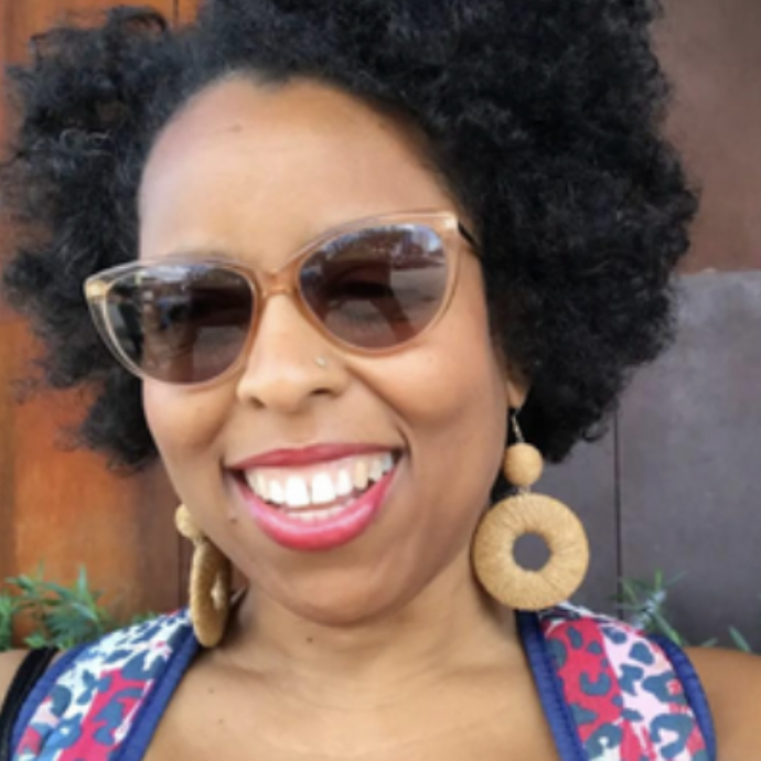 “Ho scelto di viaggiare invece di diventare mamma. Ho quasi 50 anni ed è andato tutto bene fino a una telefonata di mio padre che ha cambiato tutto”: la storia di Halona Black