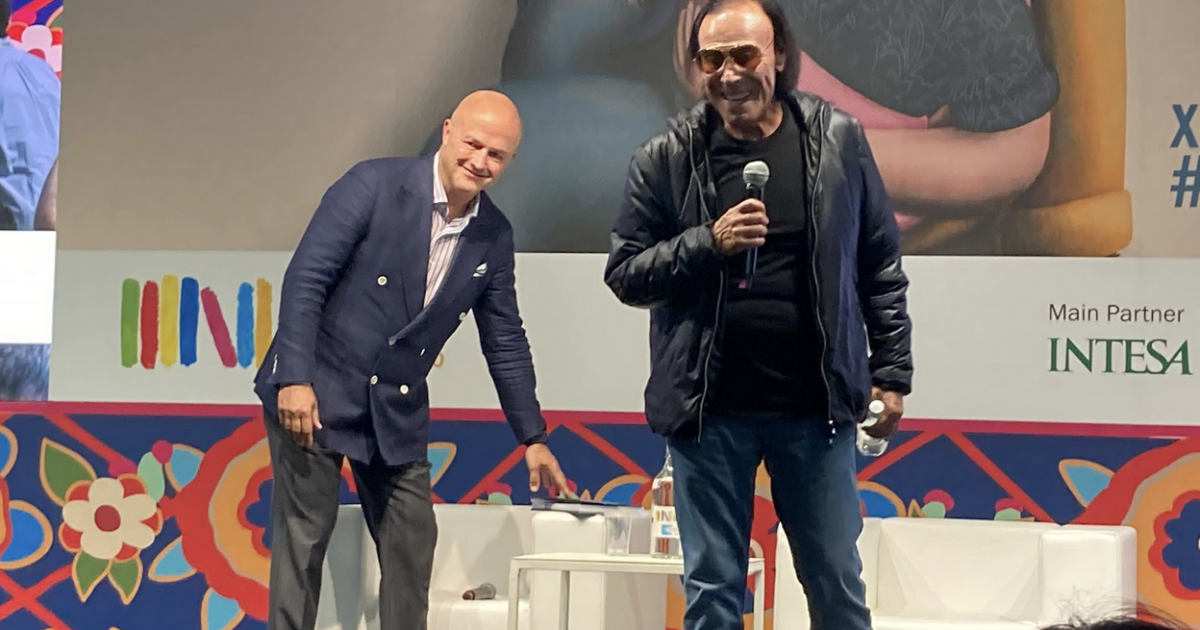 “Non ci vedo più un caz**, vado a sbattere contro le cose ma ho poteri extrasensoriali. Poi somatizzo, durante la malattia di papa Francesco sono stato 60 giorni come lui”: Antonello Venditti show