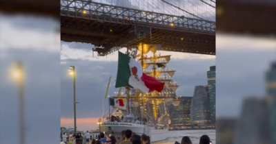 Copertina di Veliero della Marina messicana si schianta contro il ponte di Brooklyn: due morti. Il video dell’incidente