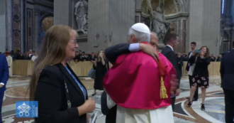 Copertina di Papa Leone XIV rompe il protocollo e abbraccia il fratello Louis: l’incontro commovente – Video