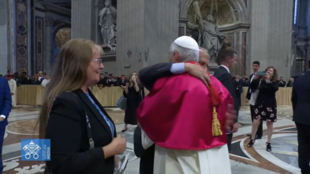 Papa Leone XIV rompe il protocollo e abbraccia il fratello Louis: l’incontro commovente – Video Papa Leone XIV rompe il protocollo e abbraccia il fratello Louis: l’incontro commovente – Video