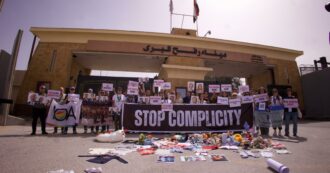 Missione a Rafah, la protesta di ong e parlamentari al valico: “Non c’è più tempo. Subito il cessate il fuoco a Gaza”