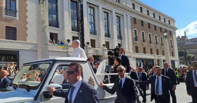 Copertina di Papa Leone XIV: in migliaia in piazza San Pietro per l'insediamento. Ci sono anche Vance e Zelensky