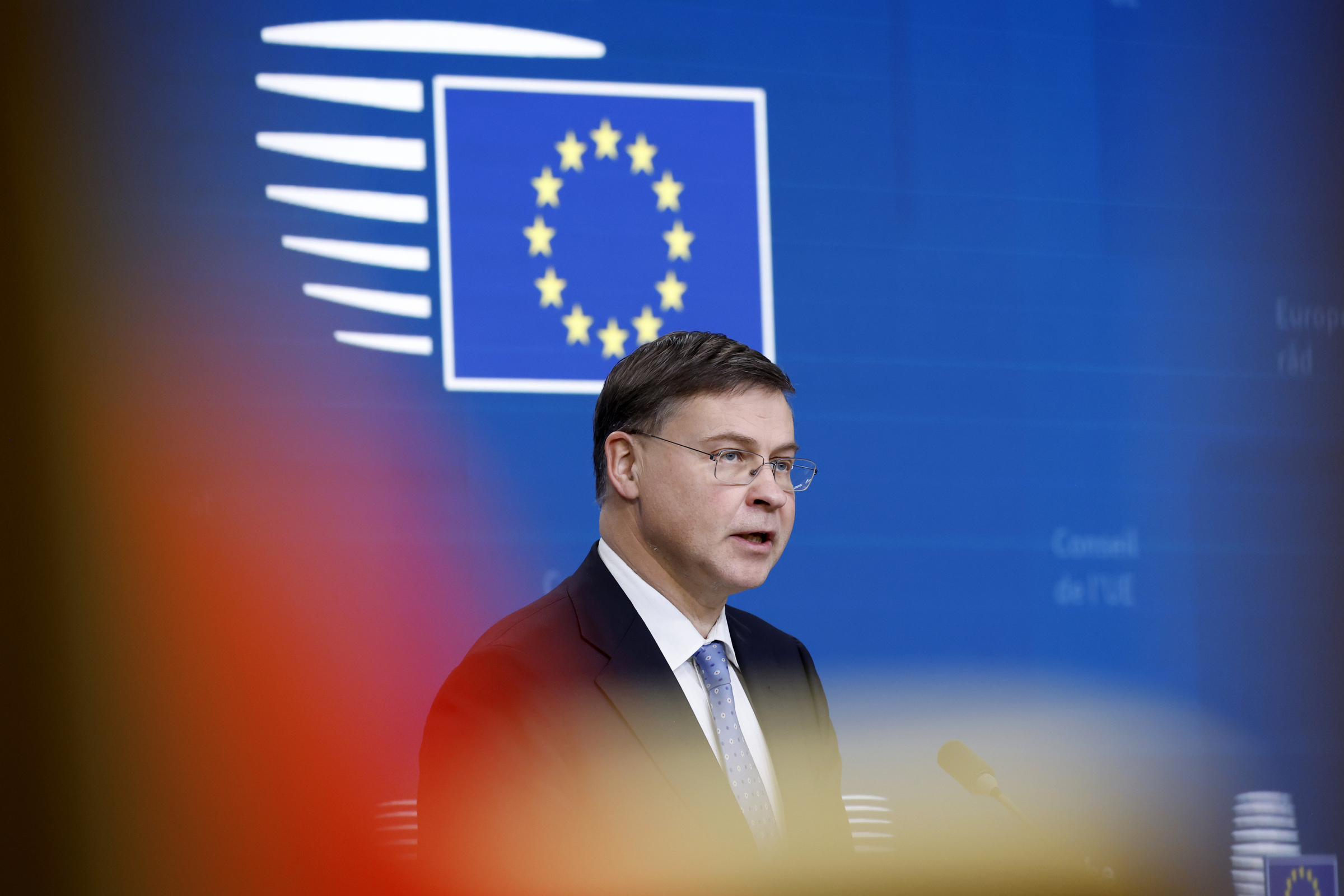 la commissione ue riduce le stime di crescita di tutta l area euro italia a 07 nel 2025