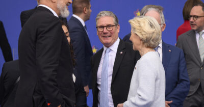 Copertina di Ok all’accordo post-Brexit tra Ue e Regno Unito: “Una nuova pagina nelle relazioni”. Ecco in cosa consiste