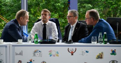 Copertina di “Volenterosi” e Meloni chiamano Trump prima che senta Putin. Macron: “Cremlino dimostri che vuole la fine della guerra”