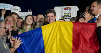 Copertina di In Romania vince il candidato pro-Ue Dan, Simion ammette la sconfitta alle elezioni. Nazionalisti vanno oltre il 45%