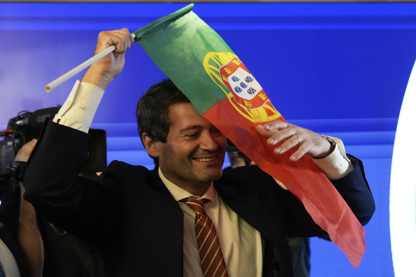 Elezioni in Portogallo, vince il centrodestra senza maggioranza: boom dei poupulisti, ma Montenegro guarda ai socialisti sconfitti Elezioni in Portogallo, vince il centrodestra senza maggioranza: boom dei poupulisti, ma Montenegro guarda ai socialisti sconfitti