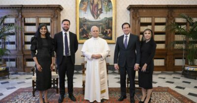 Copertina di Papa Leone XIV: “Oggi è tempo di dialogo. No alla corsa agli armamenti, sì al disarmo”. Poi vede Vance