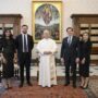 Copertina di Papa Leone XIV: “Oggi è tempo di dialogo. No alla corsa agli armamenti, sì al disarmo”. Poi vede Vance