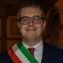 Copertina di Botta e risposta tra Gassmann e il sindaco di Gallarate per il Remigration Summit nel teatro intitolato al padre