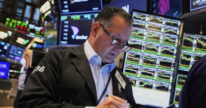 Il taglio del rating Usa spinge i rendimenti dei Treasury sopra il 4,5%. Dollaro ancora in calo