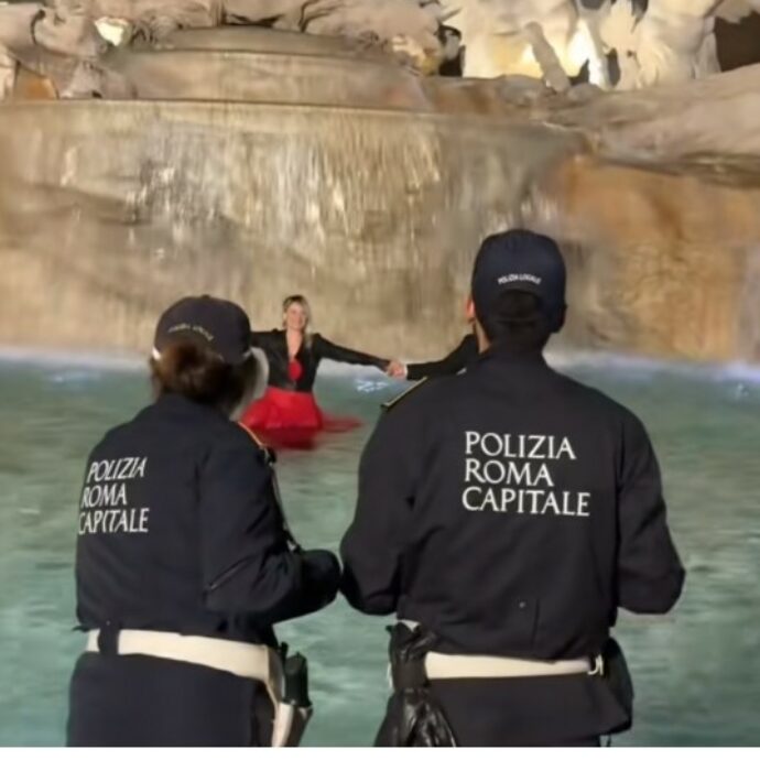 Coppia di sposini si tuffa nella fontana di Trevi per festeggiare le nozze: interviene la polizia per multarli – IL VIDEO