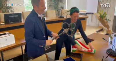 Copertina di La neo sindaca di Merano si toglie la fascia tricolore durante l’insediamento. Le critiche: “Disprezzo istituzionale”