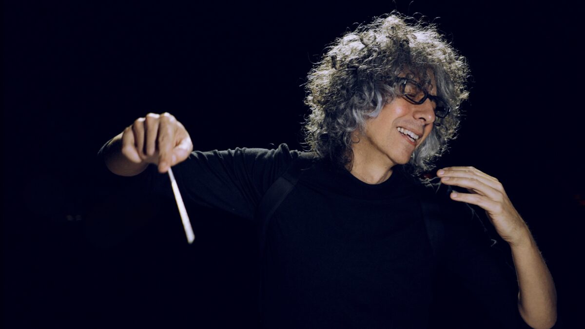 Giovanni Allevi: “La malattia ha lasciato sul mio corpo segni indelebili come cedimenti, tremore e formicolio. Sul palco indosso un busto ortopedico per proteggere le mie vertebre malandate”