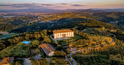Copertina di Una giornata nella Tenuta di Artimino per scoprire la Villa dei Cento Camini e la nuova fondazione Giuseppe Olmo