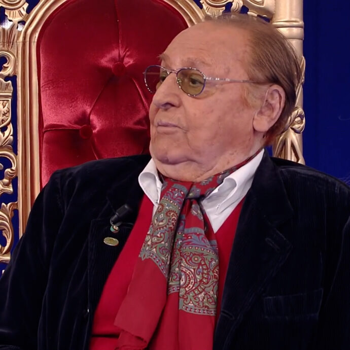 Renzo Arbore e l’aneddoto su Pertini: “Paolo Guzzanti lo imitava perfettamente, mi fece una telefonata di complimenti e io ci sono cascato…”
