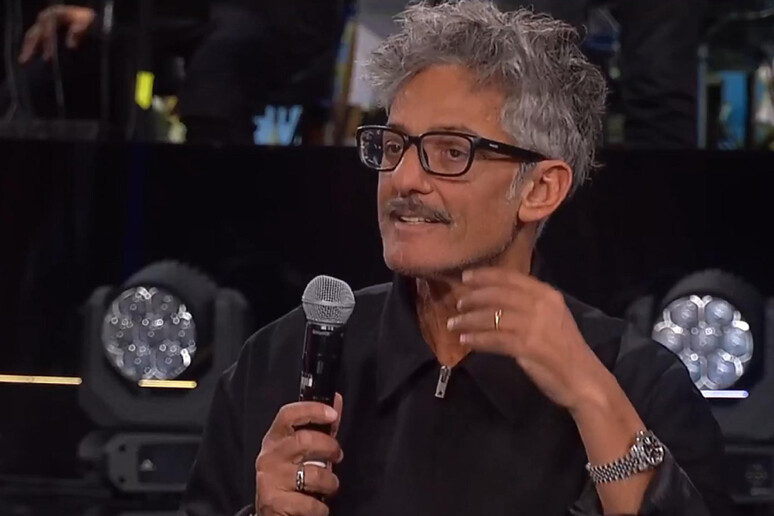 Fiorello torna in onda a sorpresa su Radio 2 con “La Pennincanza”: “Perché a quest’ora di solito mi faccio una pennica” Fiorello torna in onda a sorpresa su Radio 2 con “La Pennincanza”: “Perché a quest’ora di solito mi faccio una pennica”