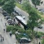 Copertina di Bus con a bordo scolaresca finisce contro un albero a Torino: l’autista ha perso il controllo, alcuni feriti lievi