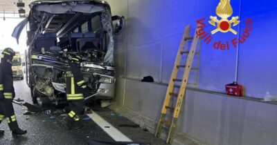 Copertina di “Al cellulare mentre guidava”: chiesto l’arresto dell’autista dello scuolabus che tamponò tir nel Comasco