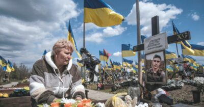 Copertina di Ucraina, nel tritacarne del fronte: assalti per alzare il morale