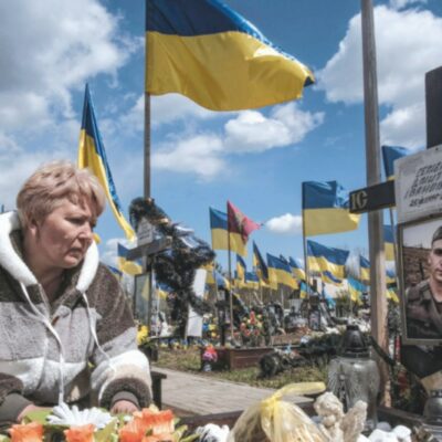 Copertina di Ucraina, nel tritacarne del fronte: assalti per alzare il morale