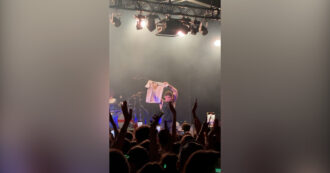 Copertina di Eurovision, Olly ferma il concerto per fare l’in bocca al lupo a Lucio Corsi (con tanto di t-shirt di Topo Gigio) – Video