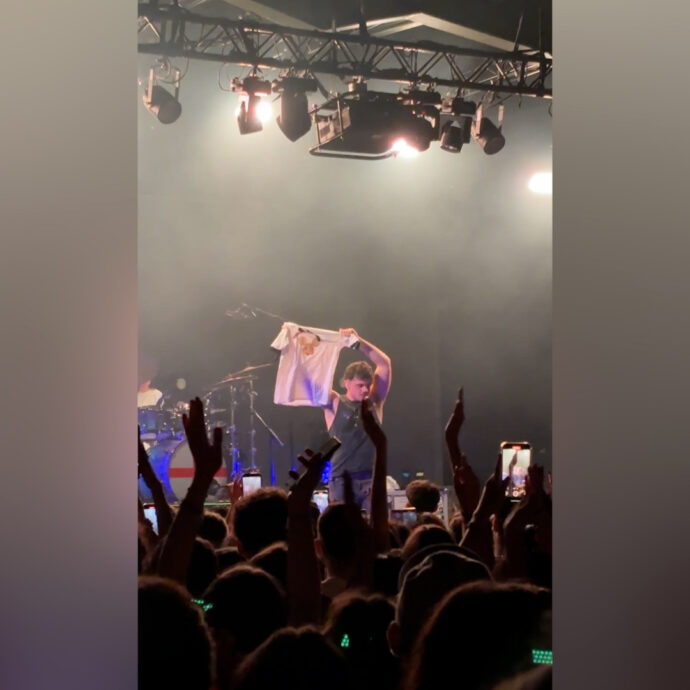 Eurovision, Olly ferma il concerto per fare l’in bocca al lupo a Lucio Corsi (con tanto di t-shirt di Topo Gigio) – Video