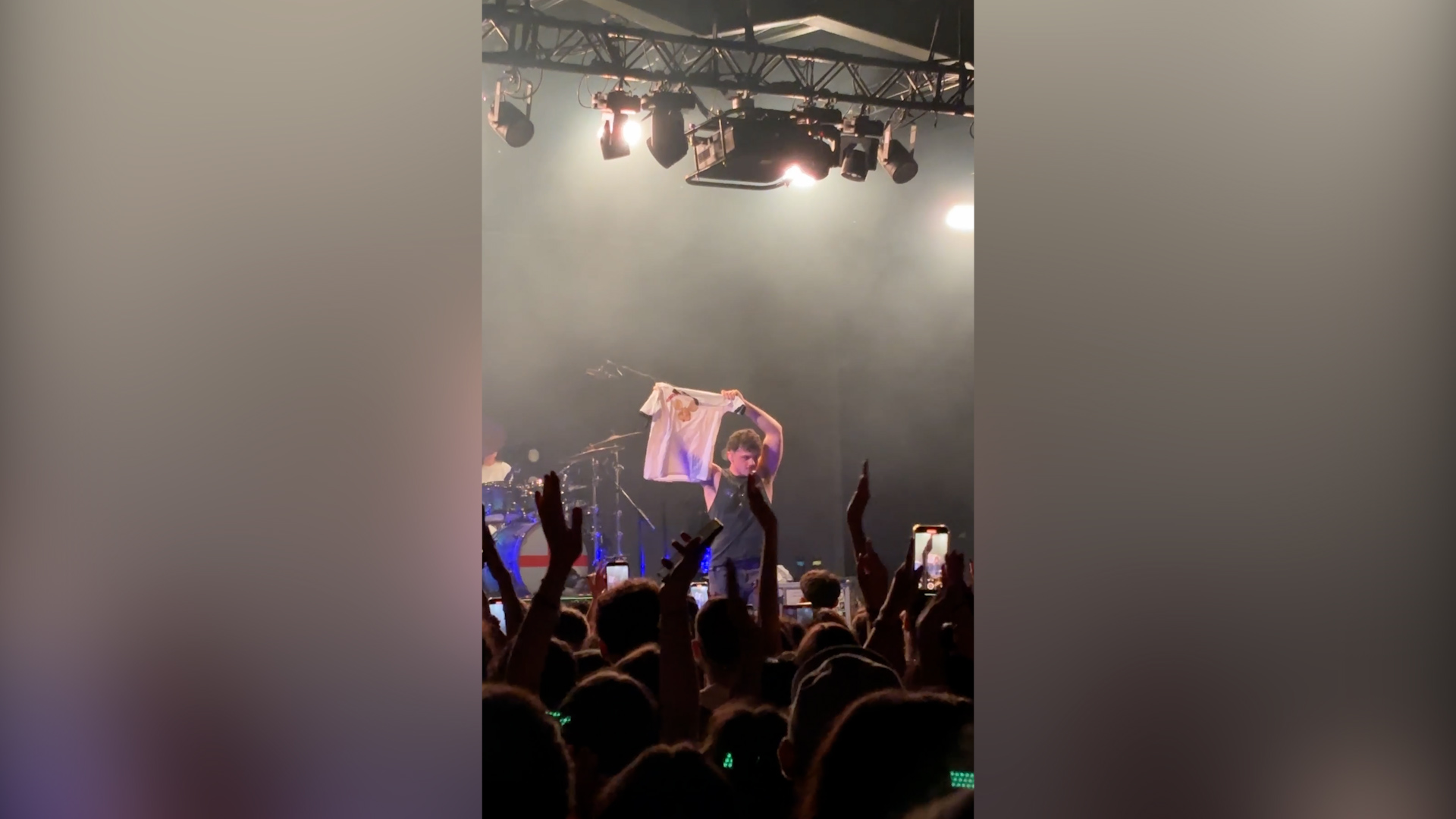 eurovision olly ferma il concerto per fare l in bocca al lupo a lucio corsi con tanto di tshirt di topo gigio – video