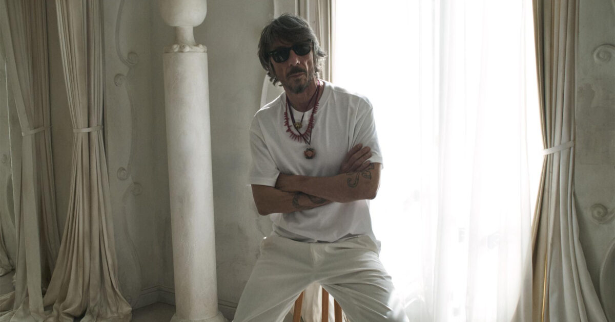 Pierpaolo Piccioli è il nuovo direttore creativo di Balenciaga. Quel primo post su Instagram con l’abito “premonitore”: “Ora vedo il quadro d’insieme”