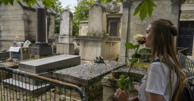 Copertina di Ritrovato il busto di Jim Morrison rubato 37 anni fa dalla tomba. La polizia francese l’ha individuata durante una indagine anticorruzione