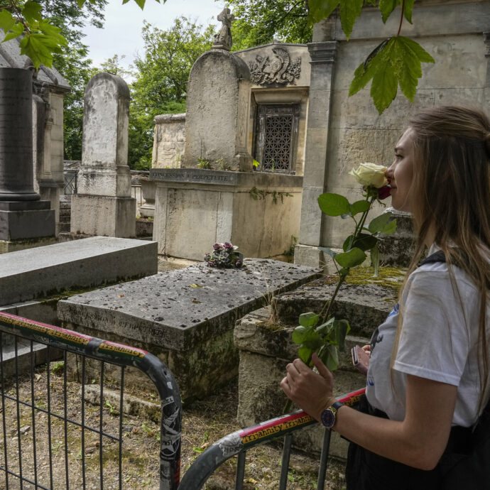 Ritrovato il busto di Jim Morrison rubato 37 anni fa dalla tomba. La polizia francese l’ha individuata durante una indagine anticorruzione