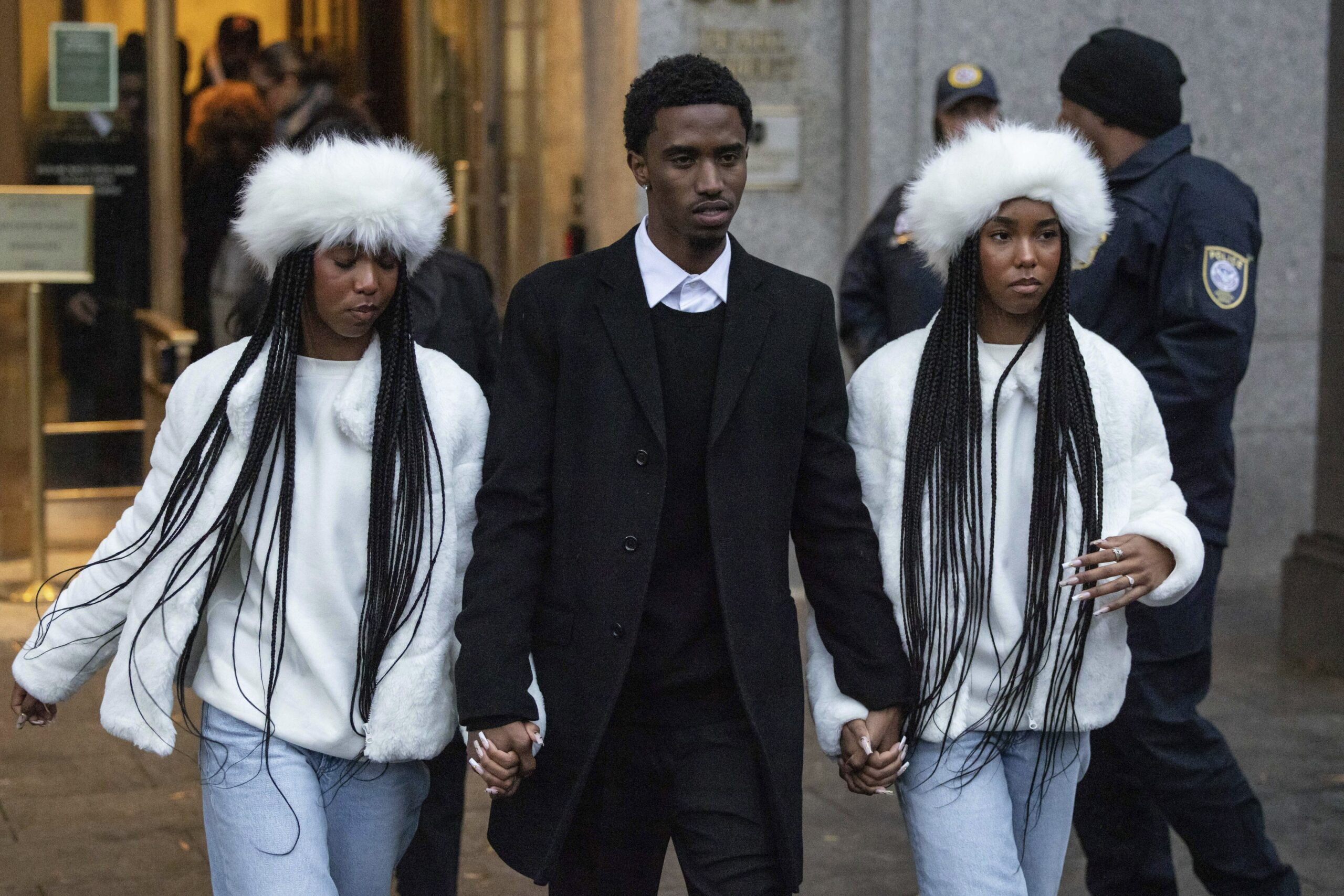 le gemelle jessie e d lila al processo del padre puff daddy si vestono eleganti per il ballo di fine anno e fuggono via dall aula del tribunale