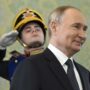 Copertina di Mosca dopo il colloquio Putin-Trump: "Pronti a contatti con Kiev, tocca a loro". Zelensky: "Vogliono prendere tempo"