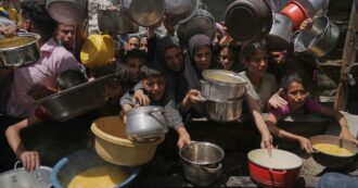 Raid su Gaza, oltre 70 morti nella notte. Onu: “Aiuti o 14mila bimbi moriranno”. Via libera all’ingresso di 100 camion
