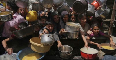 Copertina di Raid su Gaza, oltre 70 morti nella notte. Onu: “Aiuti o 14mila bimbi moriranno”. Via libera all’ingresso di 100 camion