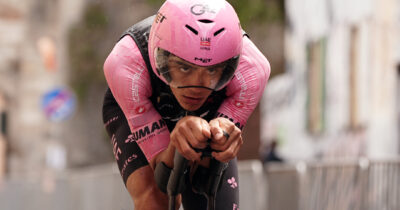Copertina di Giro d’Italia sempre più incerto dopo la cronometro Lucca-Pisa: recuperano Ayuso e Roglic | La nuova classifica