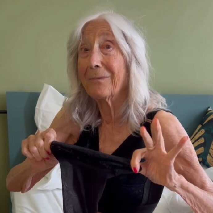 “Quando parli delle mutande e della calze di tua nonna non parli di me, io a 94 anni le autoreggenti le metto ancora”: il video di Buongiorno Nonna diventa virale