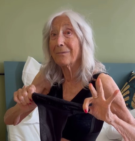 quando parli delle mutande e della calze di tua nonna non parli di me io a 94 anni le autoreggenti le metto ancora il video di buongiorno nonna diventa virale