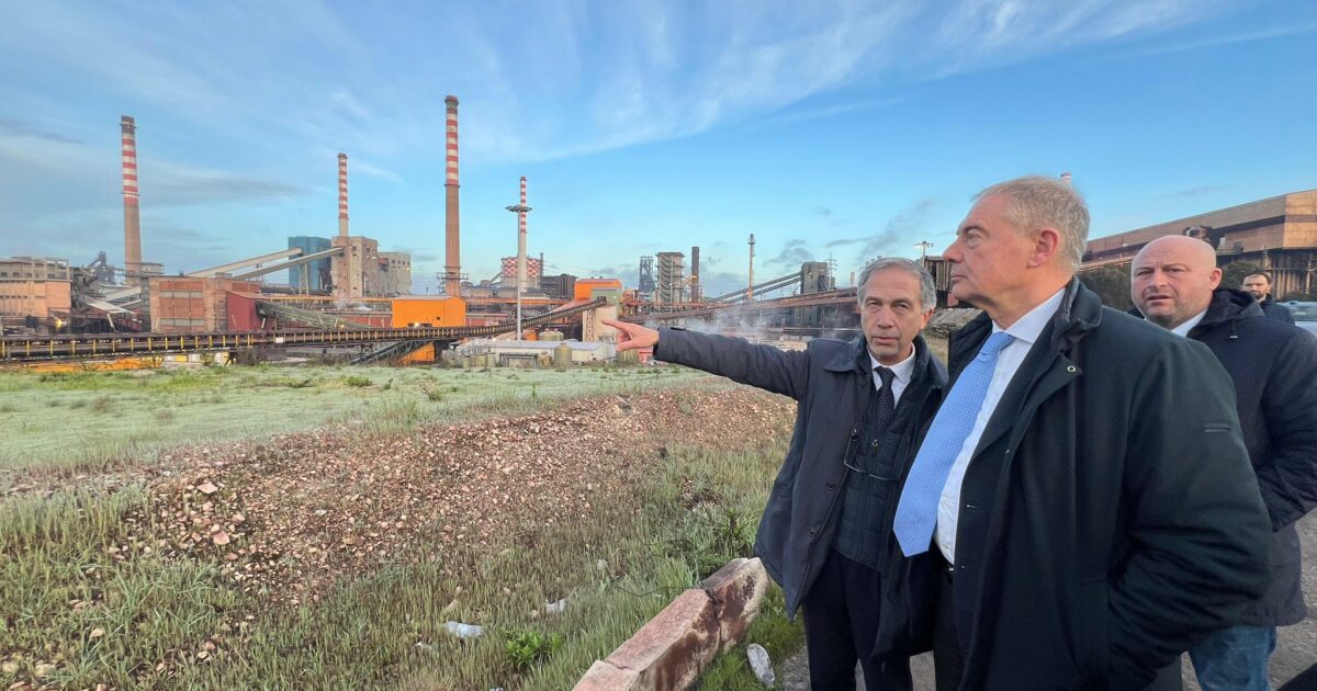 Ilva, l’ultimo allarme di Urso: “Senza Aia, il Tribunale di Milano la chiuderà”. Ma si sa da un anno Ilva, l’ultimo allarme di Urso: “Senza Aia, il Tribunale di Milano la chiuderà”. Ma si sa da un anno
