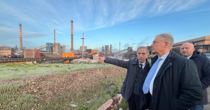 L’Ilva sull’orlo del precipizio: “Non c’è più tempo”. Urso smentito sull’altoforno sequestrato: può tornare attivo in 6 mesi