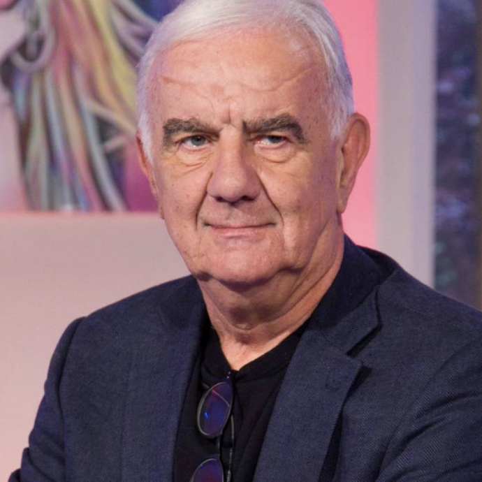 “Un fan mi ha chiesto di fare una videochiamata a sua zia perché ero il suo idolo, ma in realtà era Corrado Augias e ho dovuto imitarlo. Alcuni mi chiedono di parlare con Maria De Filippi…”: Gene Gnocchi si racconta
