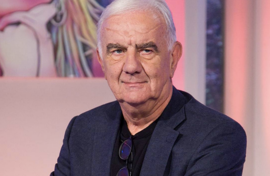 un fan mi ha chiesto di fare una videochiamata a sua zia perché ero il suo idolo ma in realtà era corrado augias e ho dovuto imitarlo alcuni mi chiedono di parlare con maria de filippi… gene gnocchi si racconta