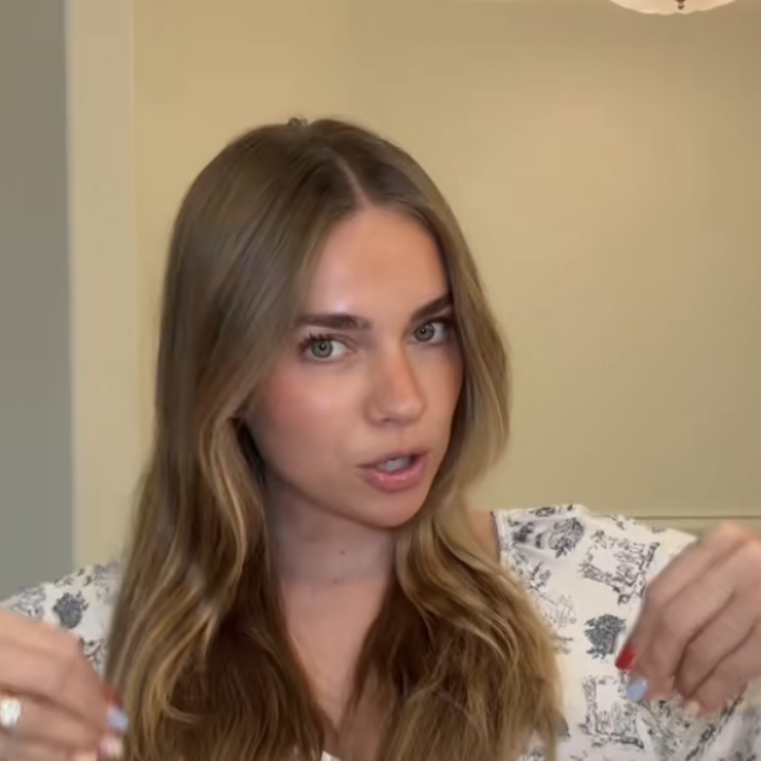 Muore affogato in piscina il figlio di 3 anni dell’influencer Emilie Kiser. “Quando una mamma piange, piangiamo tutti”: i tanti messaggi di cordoglio